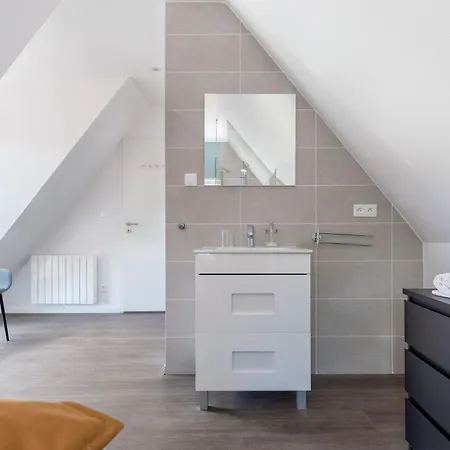 Travel Homes - Republic, Charm In The Heart Of