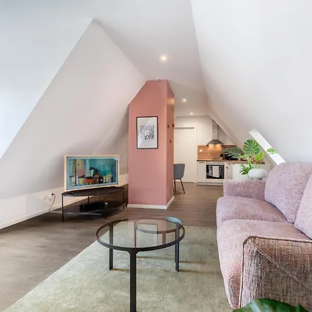 Travel Homes - Republic, Charm In The Heart Of