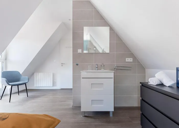 Travel Homes - Republic, Charm In The Heart Of