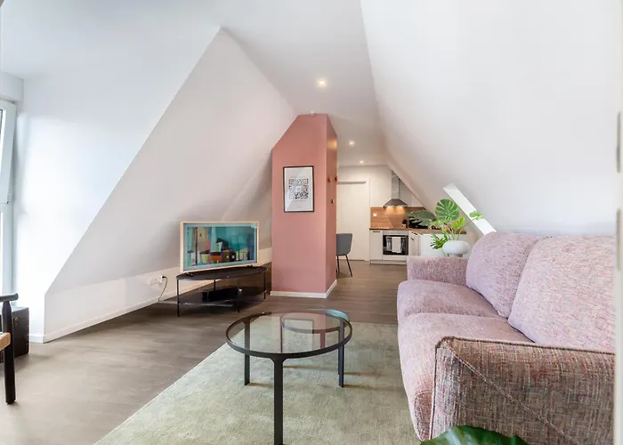 Travel Homes - Republic, Charm In The Heart Of